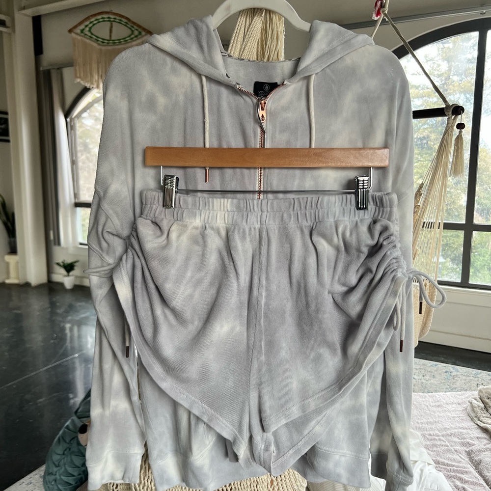 Volcom Gray Tie-Dye Hoodie and Shorts Set size large